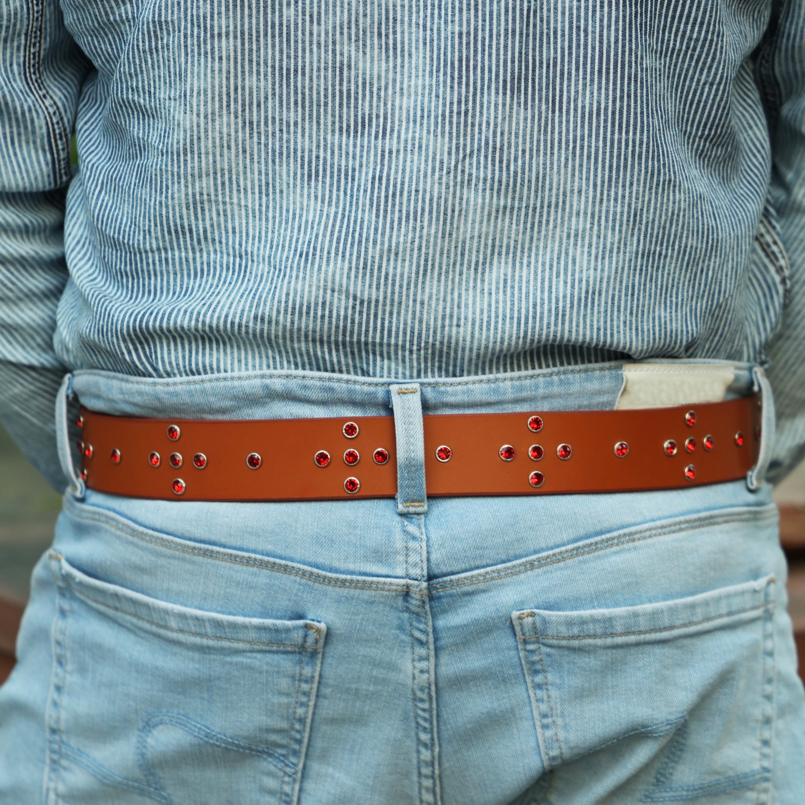Men’s Tan Leather Studded Belt with Red Metal Rivets & Antique Brass Buckle – Vintage Rockstar Belt