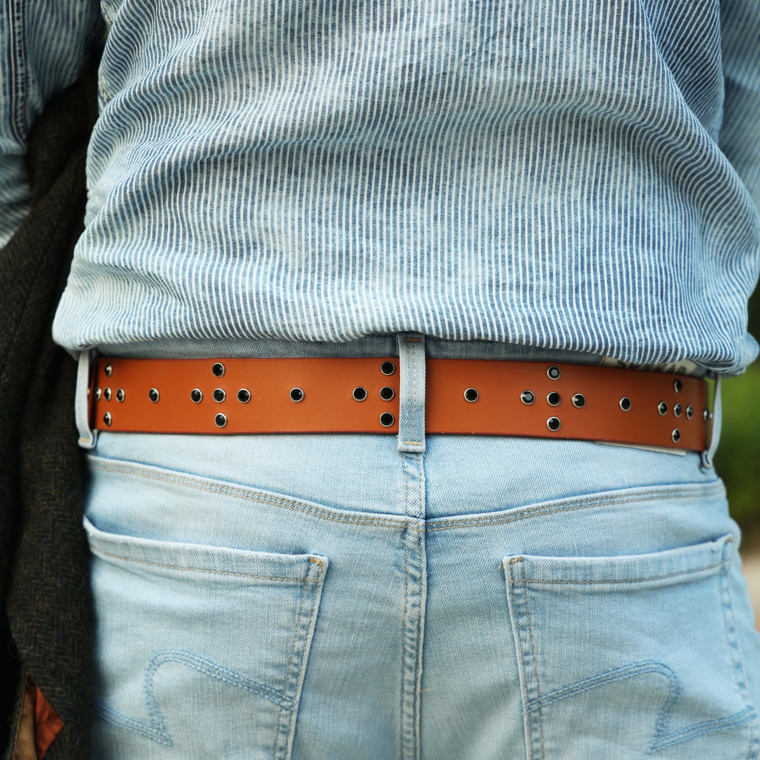 Men’s Tan Leather Belt with Antique Brass Buckle & Black Metal Studs – Stylish Vintage Rock Belt